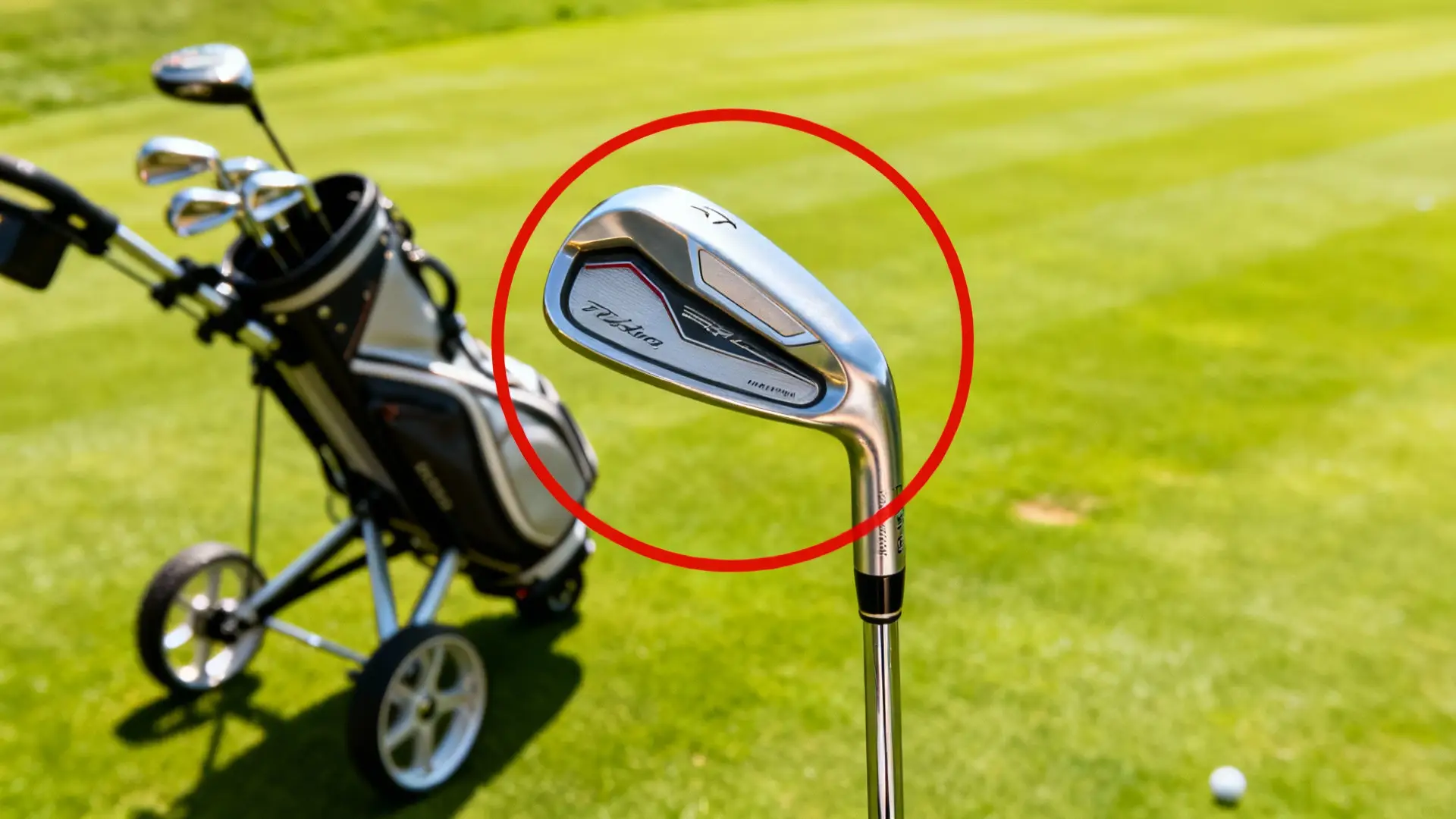 Driver de golf premium mis en avant, chariot de golf en arrière-plan sur parcours lumineux