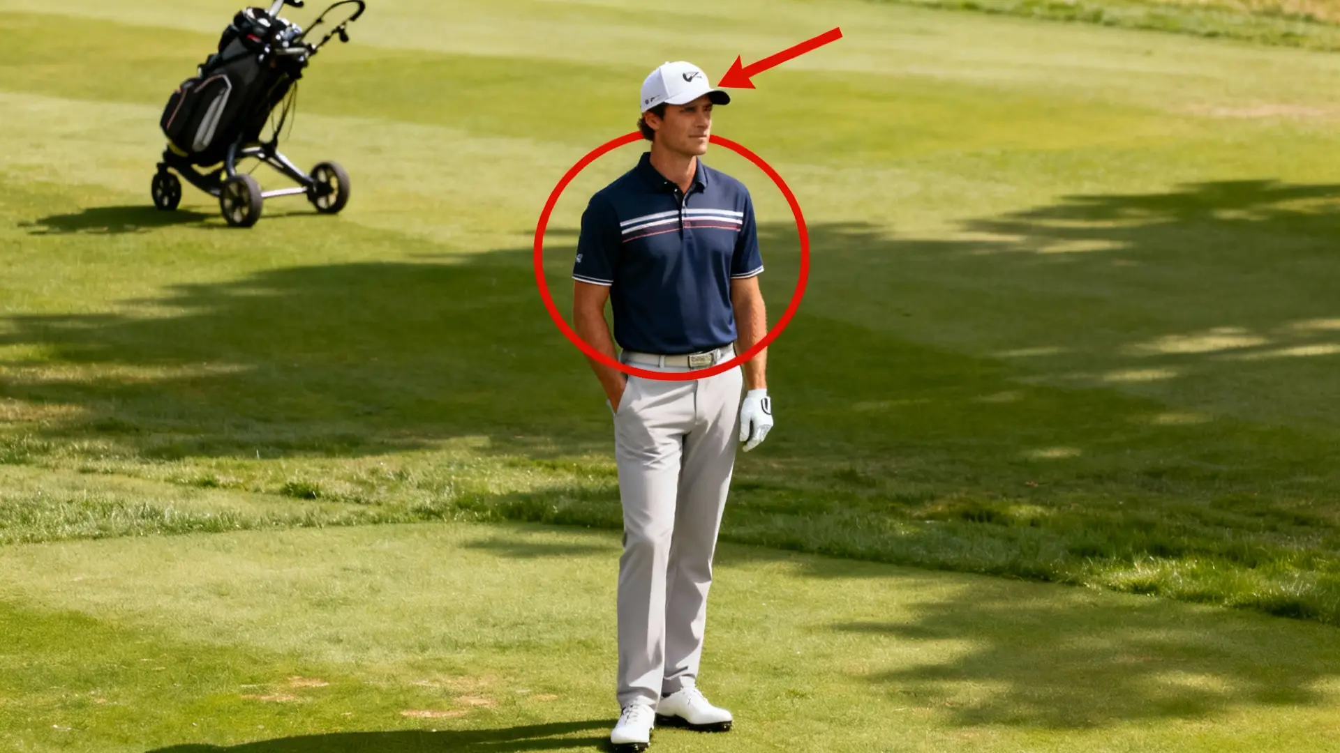 Golfeur élégant en tenue officielle, chariot de golf en arrière-plan, focus sur la tenue