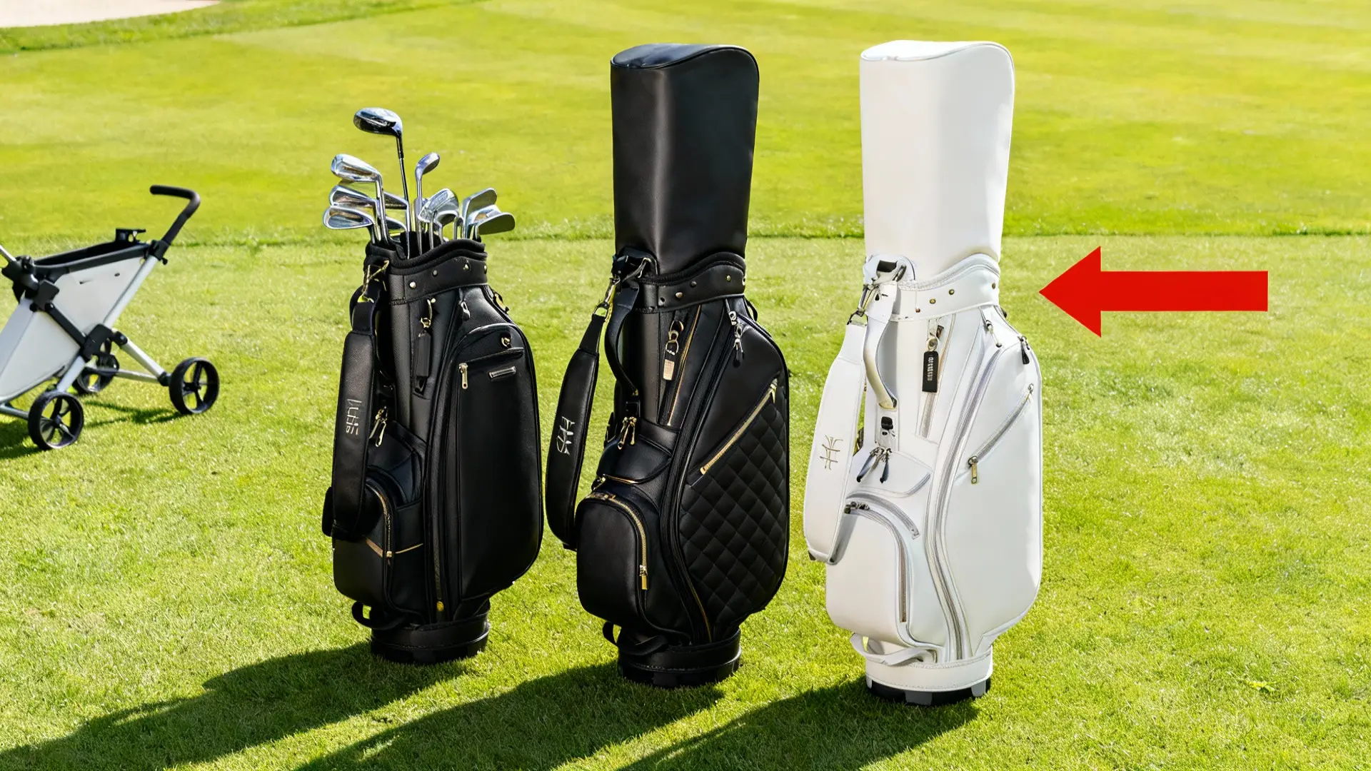 Trois sacs de golf réalistes sur herbe verte avec flèche rouge, chariot en arrière-plan
